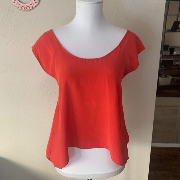 Bebe Open Back Flyaway Silk Top - Picture 2 of 13